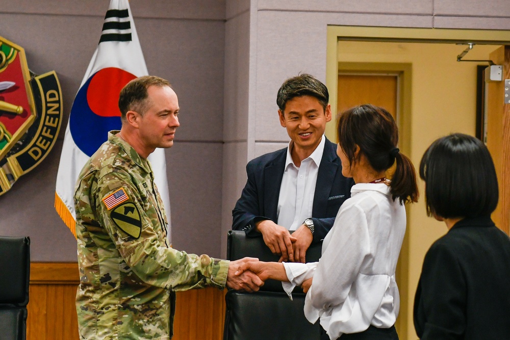 Pyeongtaek High School Students Learn About Soldier Life in Korea