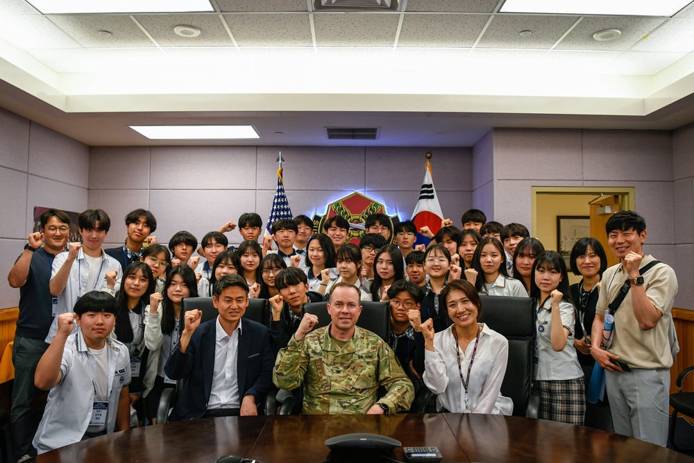 Pyeongtaek High School Students Learn About Soldier Life in Korea