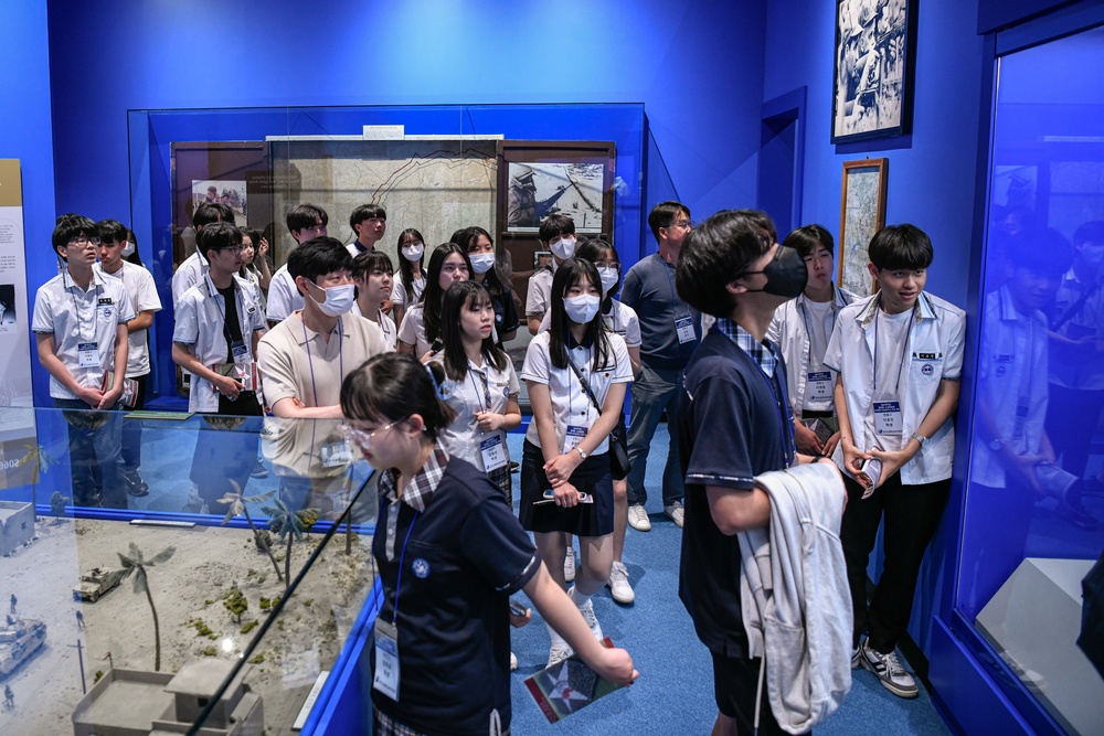 Pyeongtaek High School Students Learn About Soldier Life in Korea