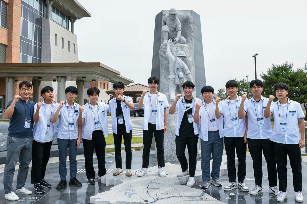 Pyeongtaek High School Students Learn About Soldier Life in Korea