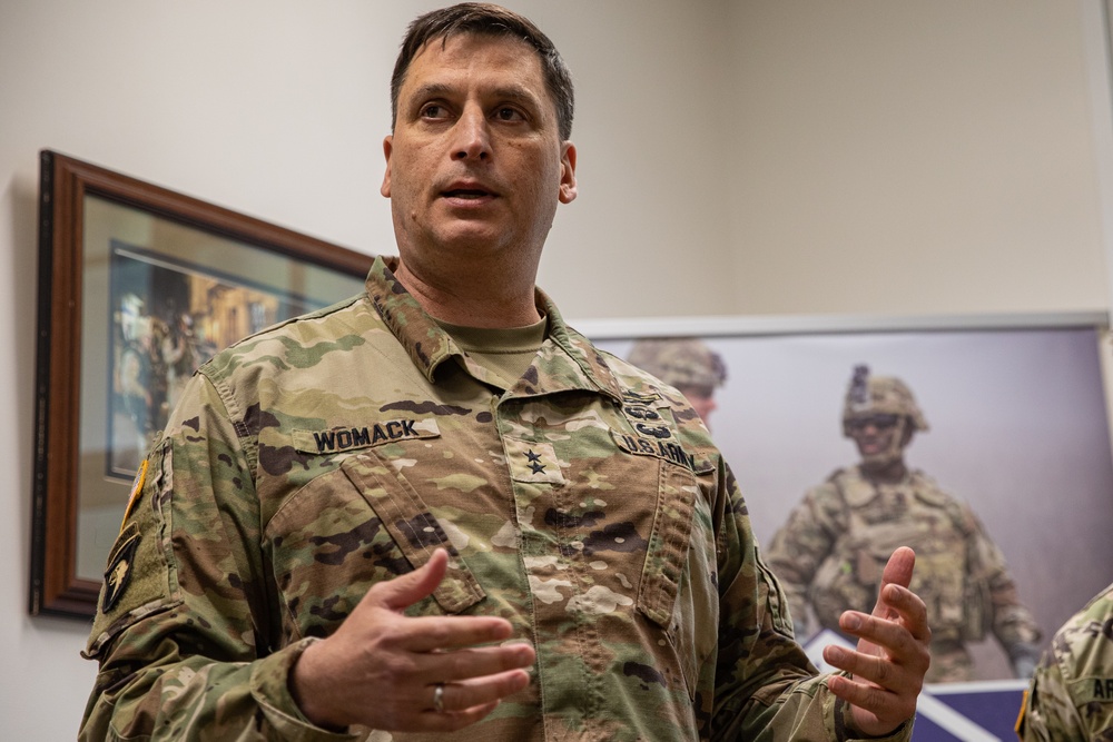 Outgoing Deputy Commanding General Awards Coins on Last Day