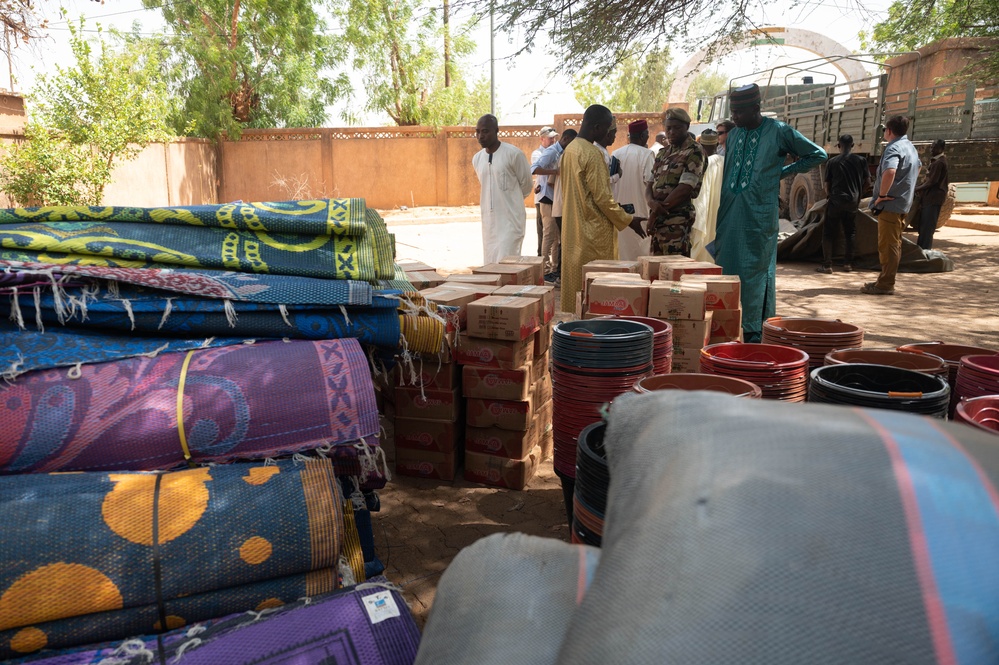 U.S. Army delivers humanitarian aid to Say province of Niger.