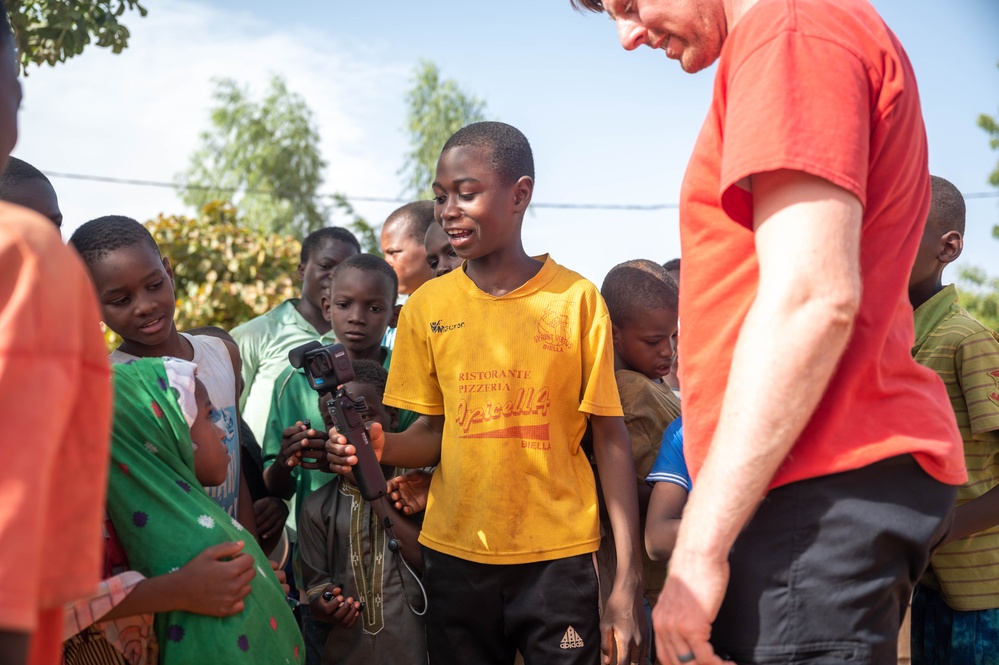 Military Personnel in Niamey donate to local orphans