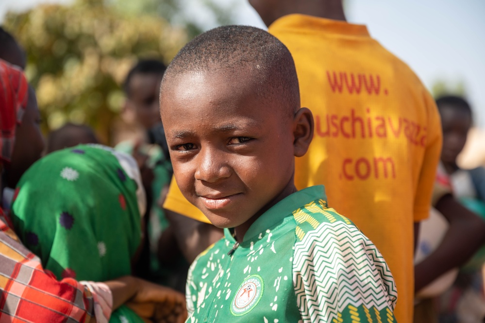 Military Personnel in Niamey donate to local orphans