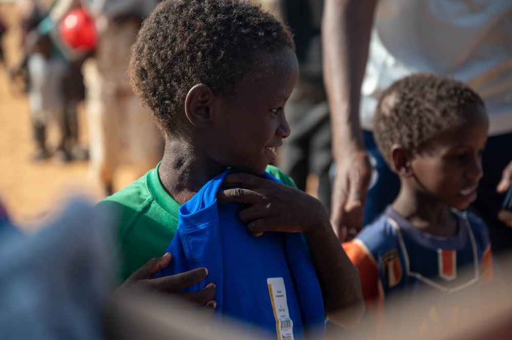 Military Personnel in Niamey donate to local orphans