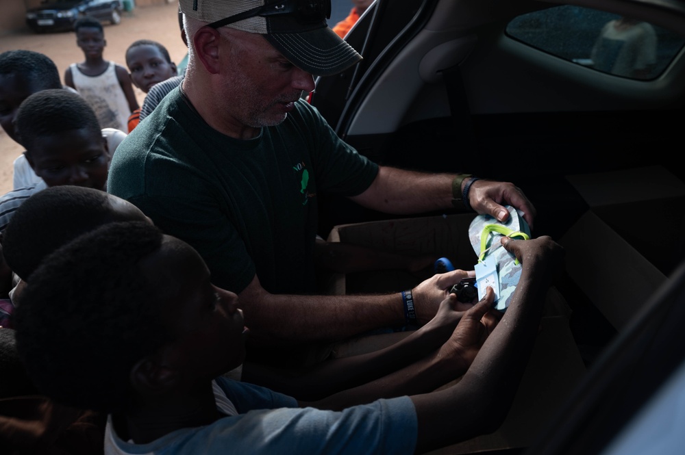 Military Personnel in Niamey donate to local orphans