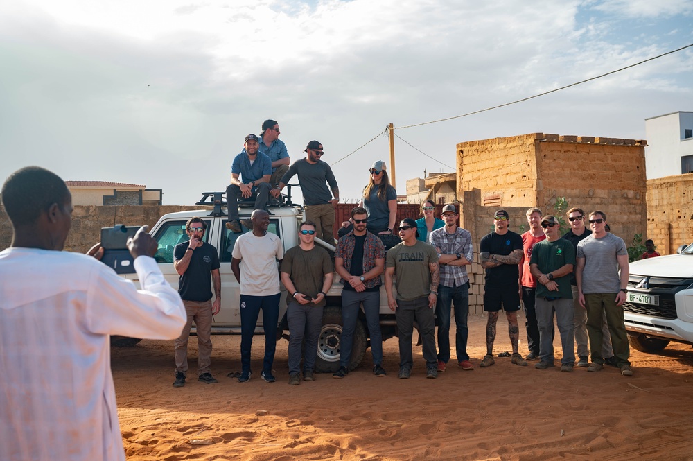 Military Personnel in Niamey donate to local orphans