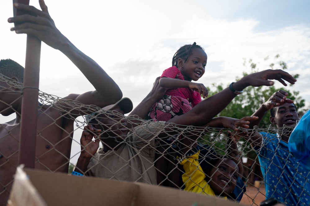 Military Personnel in Niamey donate to local orphans