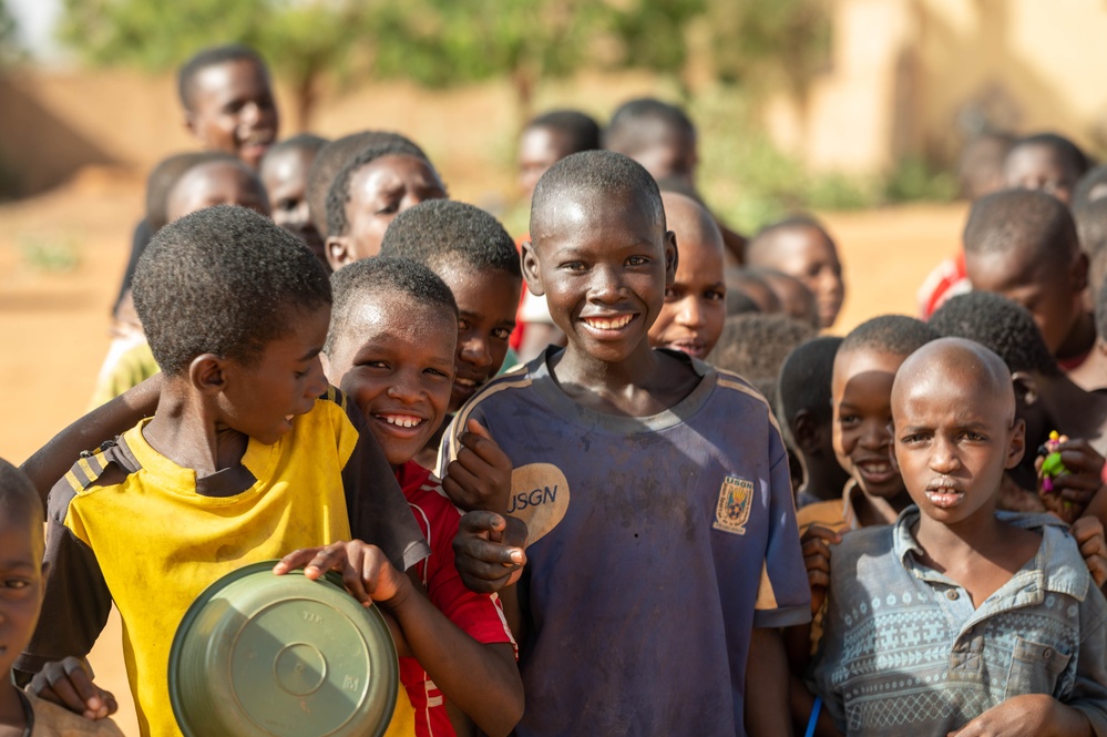 Military Personnel in Niamey donate to local orphans