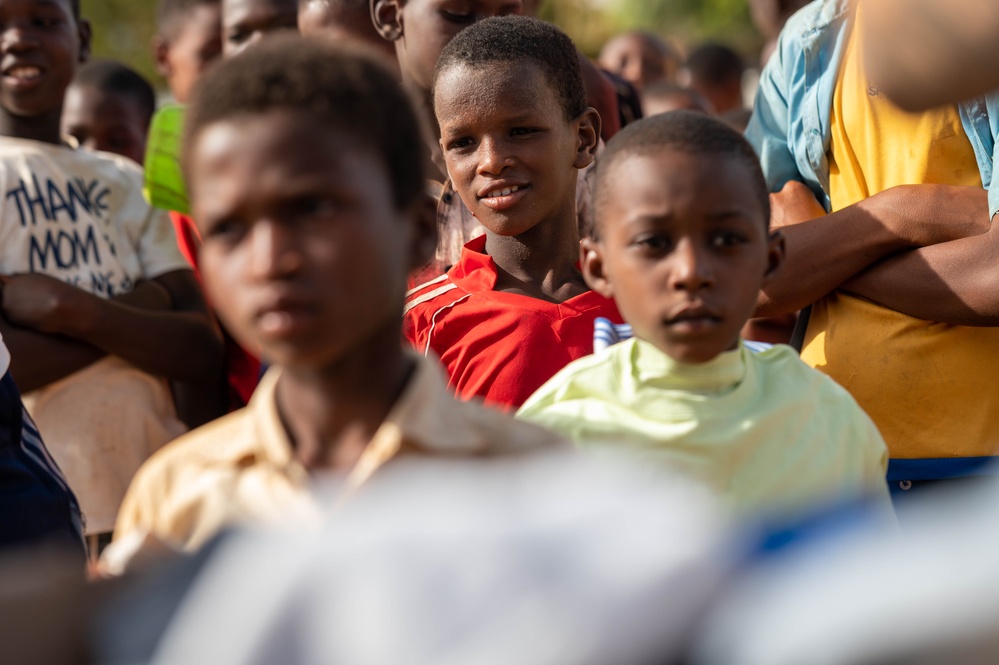 Military Personnel in Niamey donate to local orphans