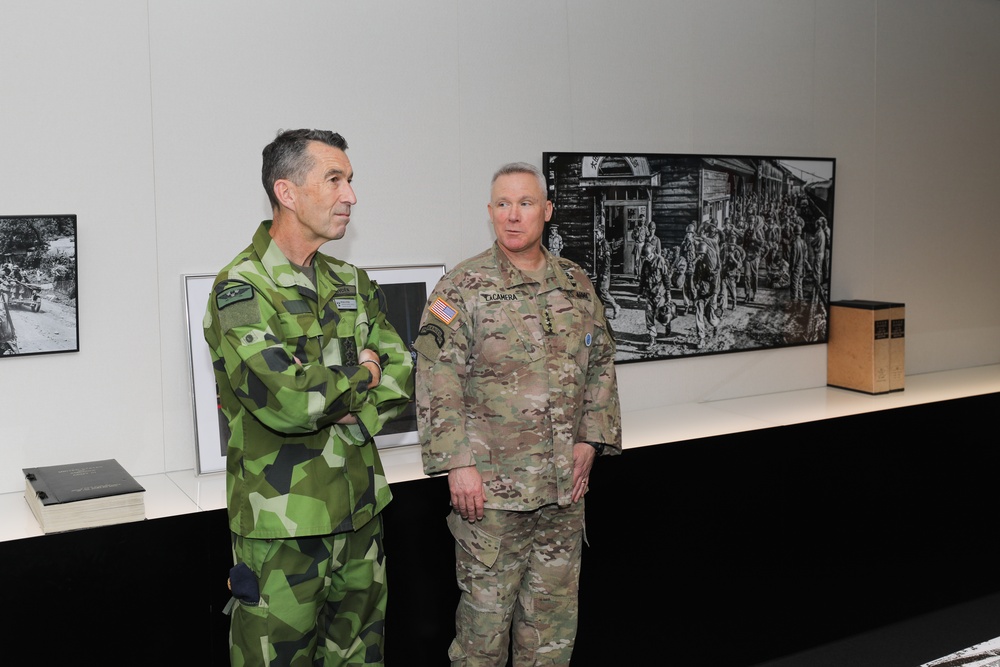 Swedish Supreme Commander of Armed Forces Meets with UNC/CFC/USFK Commander