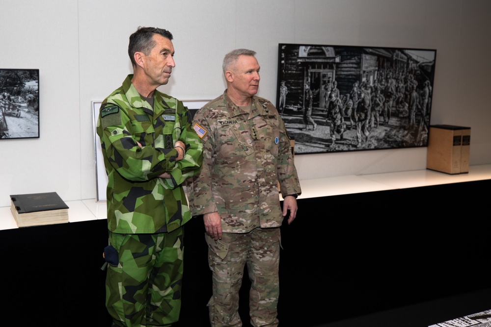 Swedish Supreme Commander of Armed Forces Meets with UNC/CFC/USFK Commander