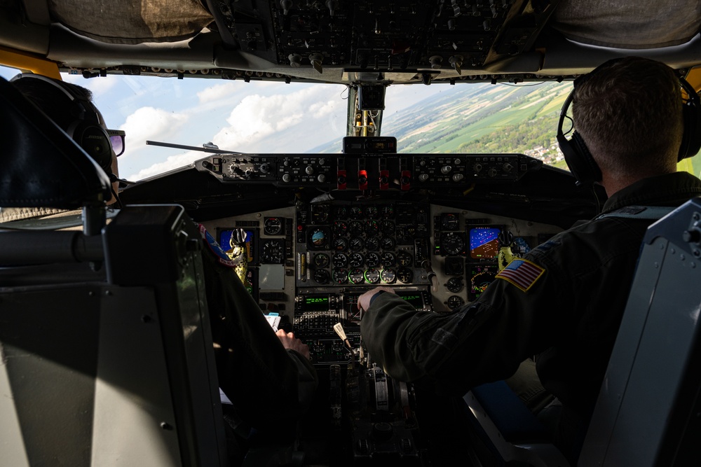 93rd EARS refuels F-22 Raptors