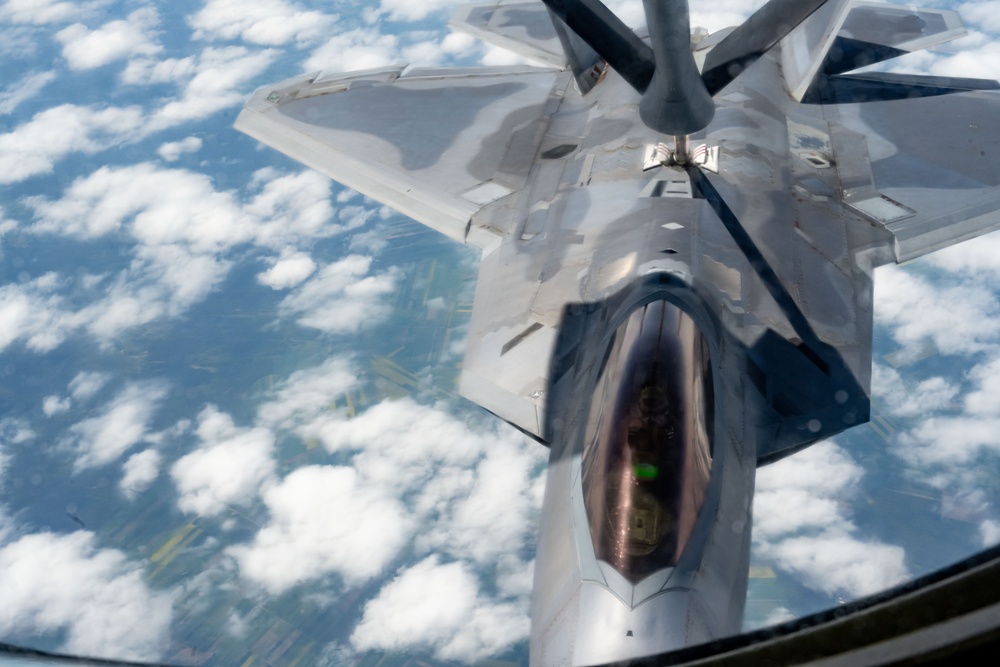 93rd EARS refuels F-22 Raptors