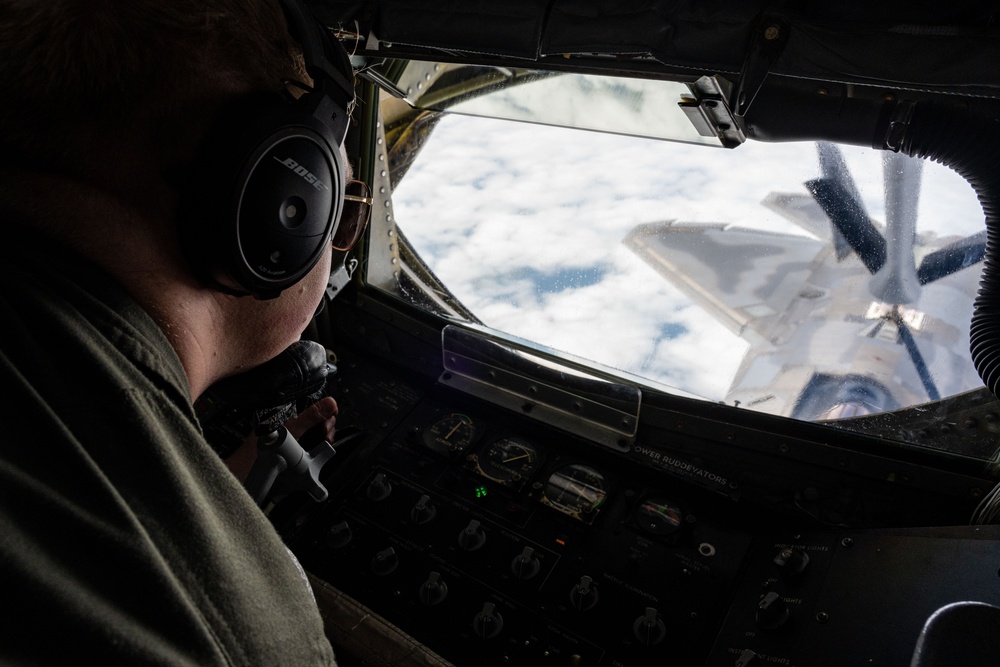 93rd EARS refuels F-22 Raptors