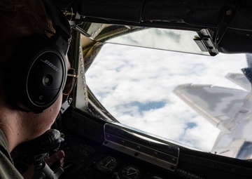 93rd EARS refuels F-22 Raptors
