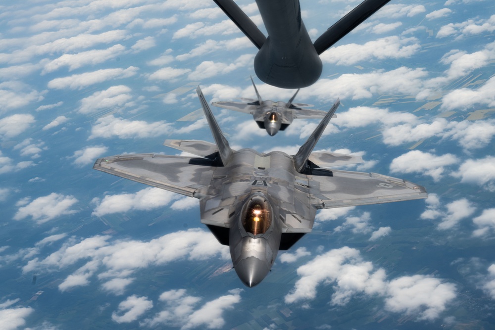 93rd EARS refuels F-22 Raptors