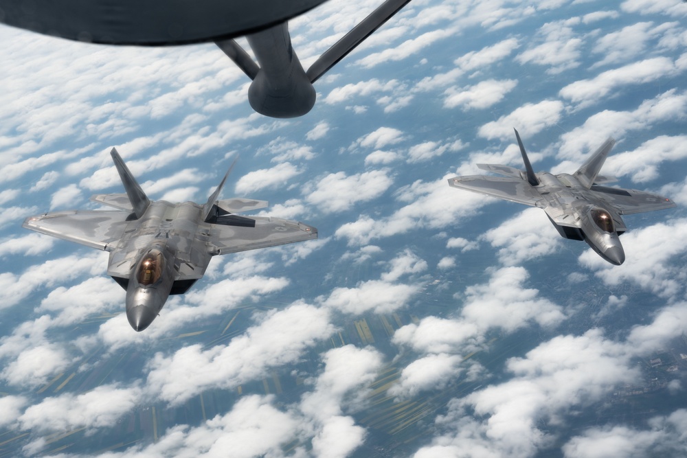 93rd EARS refuels F-22 Raptors