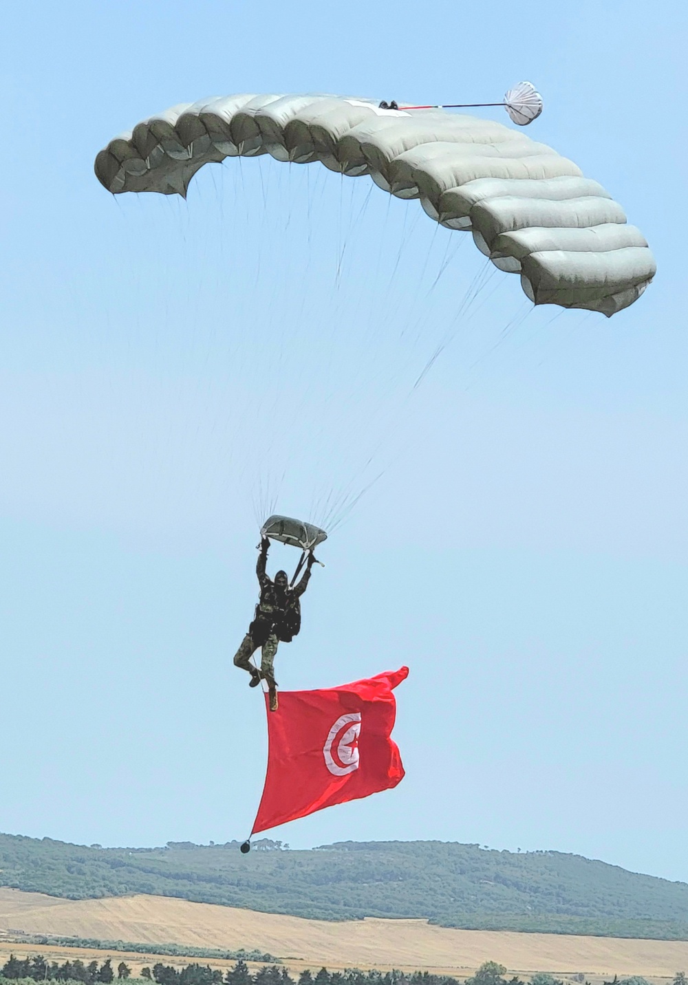 U.S. Marines and Tunisian Armed Forces conduct free fall training