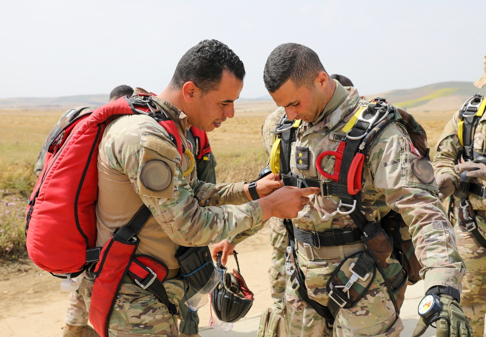 U.S. Marines and Tunisian Armed Forces conduct free fall training