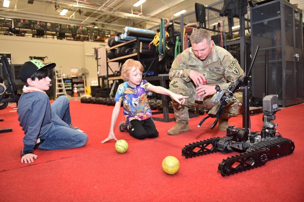 Elementary students learn about Army robotics during EOD visit