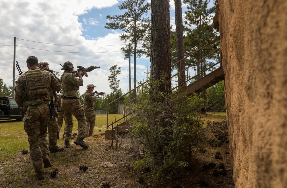 3rd Special Forces Group (Airborne) execute proper clearing procedures during Southern Strike