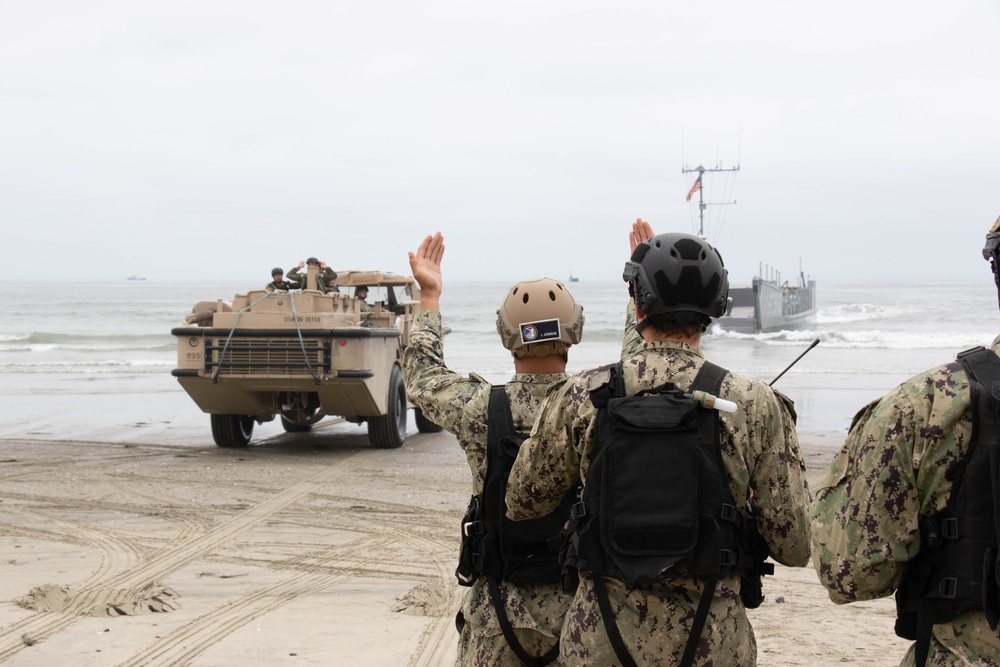 NBG 1 conducts beach operations for Midshipmen training