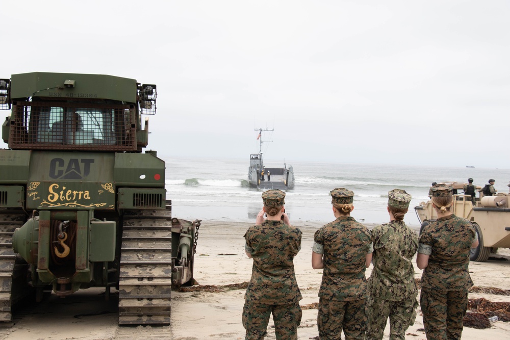 NBG 1 conducts beach operations for Midshipmen training