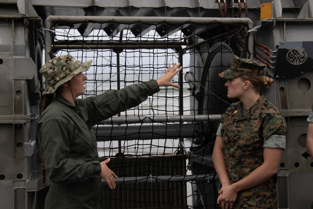 NBG 1 conducts beach operations for Midshipmen training