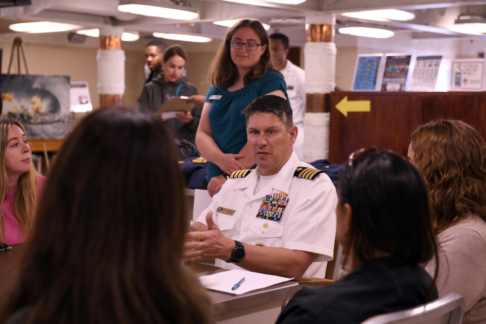 Navy Talent Acquisition Group Pacific Speaks To Local Hgh School Counselors