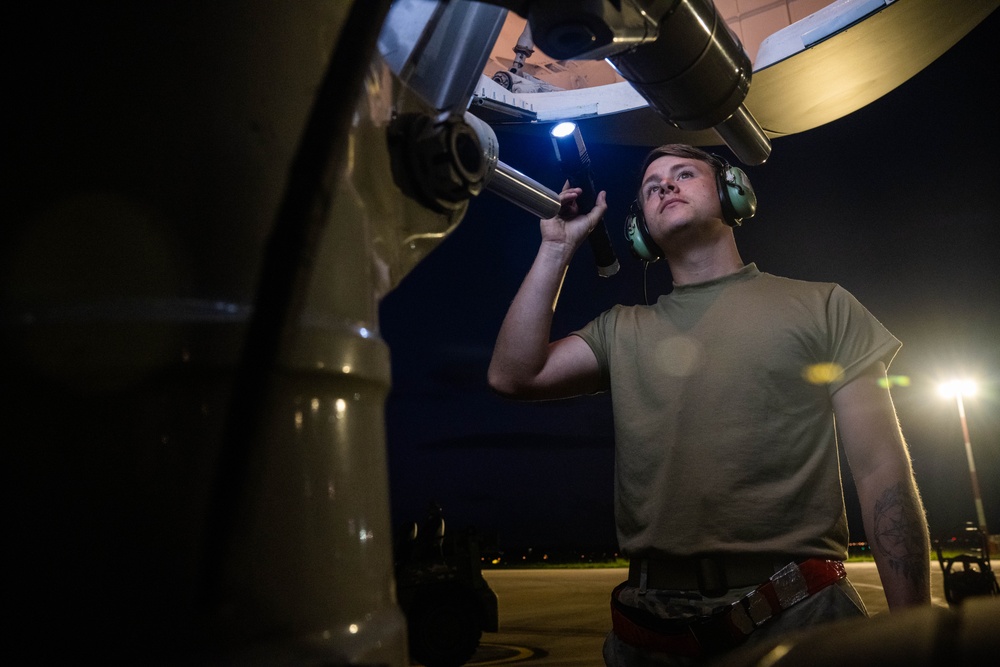 USAF, RAAF integrate maintenance