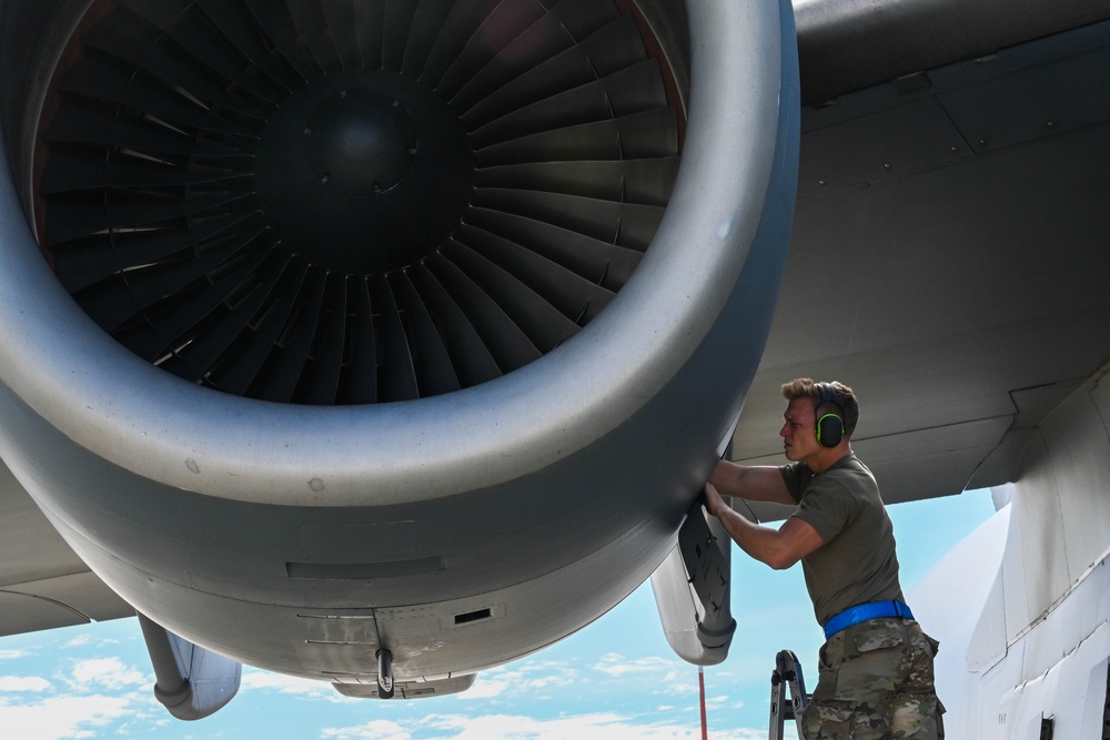 USAF, RAAF integrate maintenance