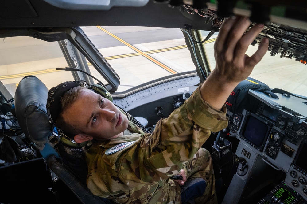 USAF, RAAF integrate maintenance