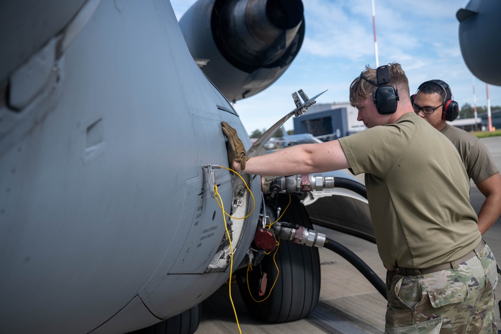 USAF, RAAF integrate maintenance