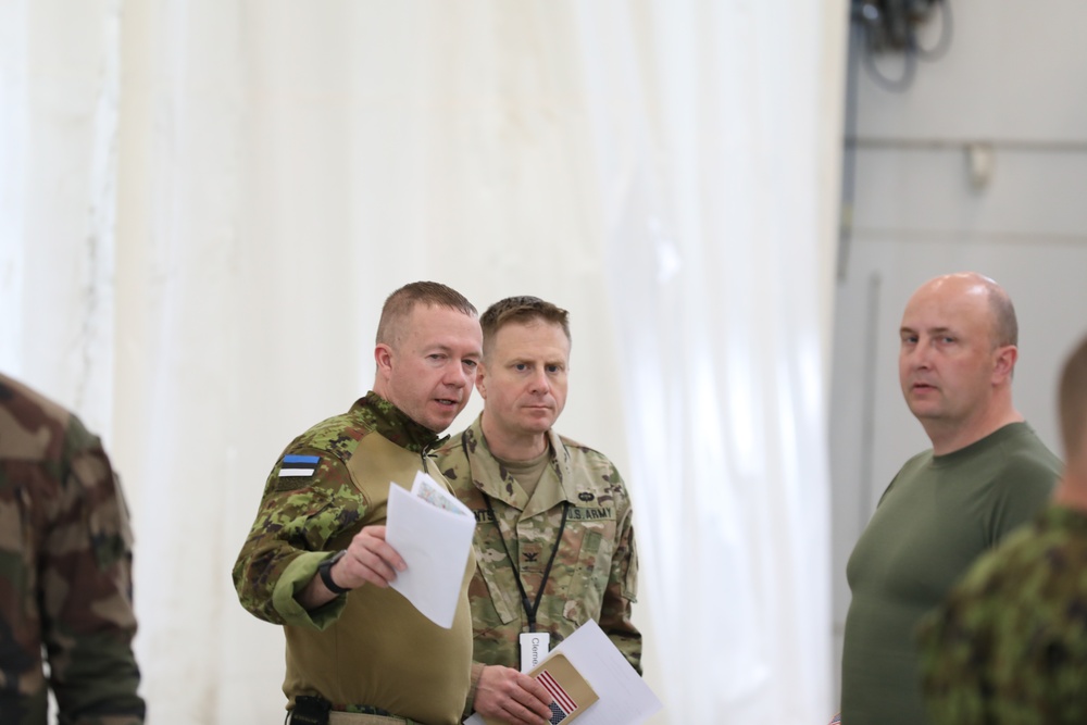 MDARNG Col. discusses missions with an Estonian officer.