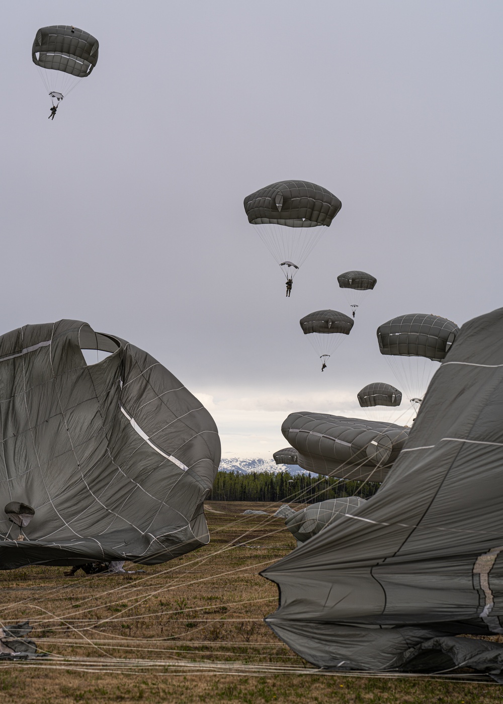 Honoring 77 Fallen paratroopers: VMGR-153 supports spartan jump