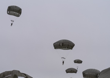 Honoring 77 Fallen paratroopers: VMGR-153 supports spartan jump