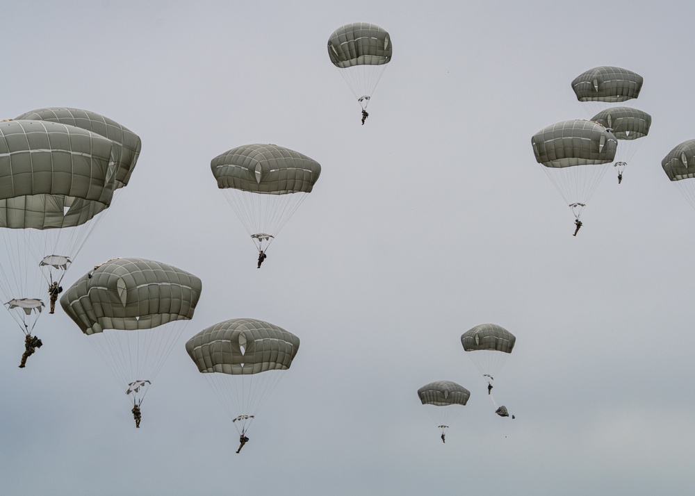 Honoring 77 Fallen paratroopers: VMGR-153 supports spartan jump