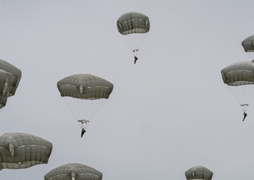 Honoring 77 Fallen paratroopers: VMGR-153 supports spartan jump
