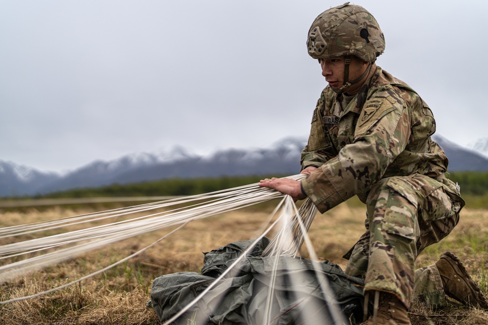 Honoring 77 Fallen paratroopers: VMGR-153 supports spartan jump