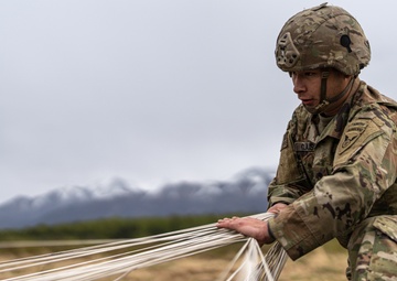 Honoring 77 Fallen paratroopers: VMGR-153 supports spartan jump