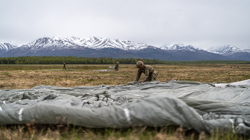 Honoring 77 Fallen paratroopers: VMGR-153 supports spartan jump