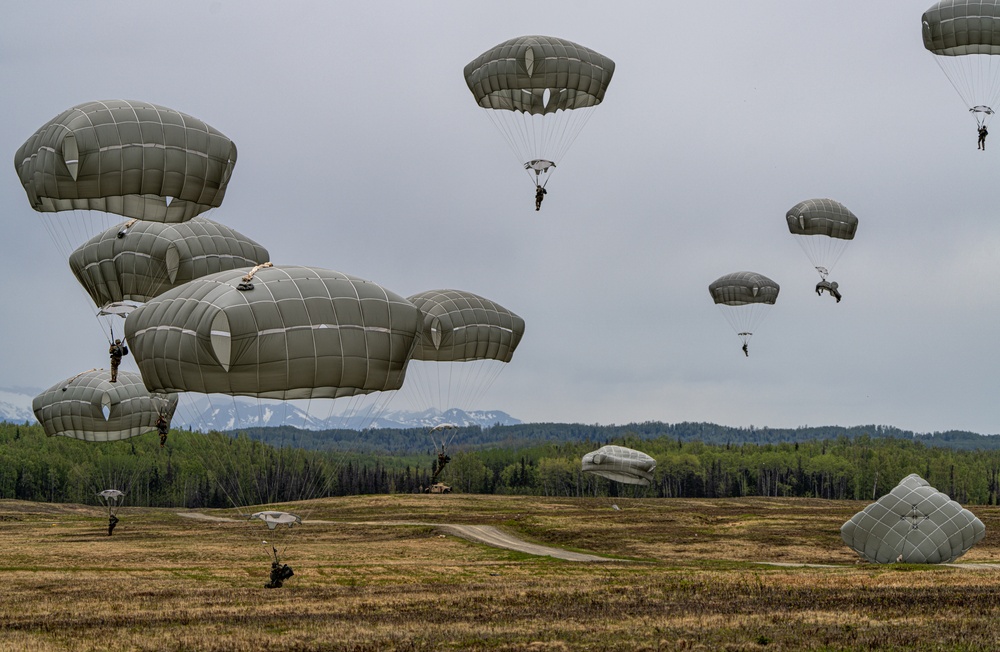 Honoring 77 Fallen paratroopers: VMGR-153 supports spartan jump