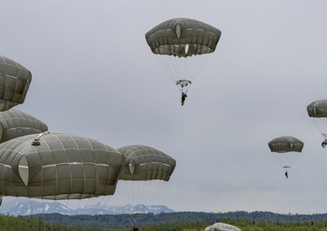Honoring 77 Fallen paratroopers: VMGR-153 supports spartan jump