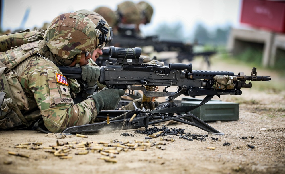 Iowa infantryman fires M240 machine gun