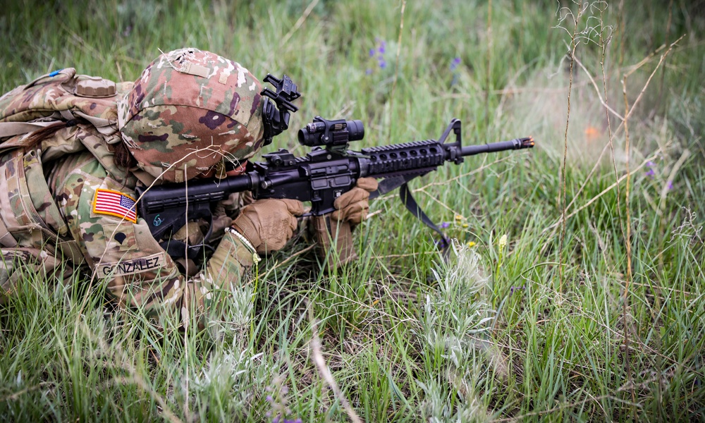 Iowa infantrywoman fires M4 carbine rifle