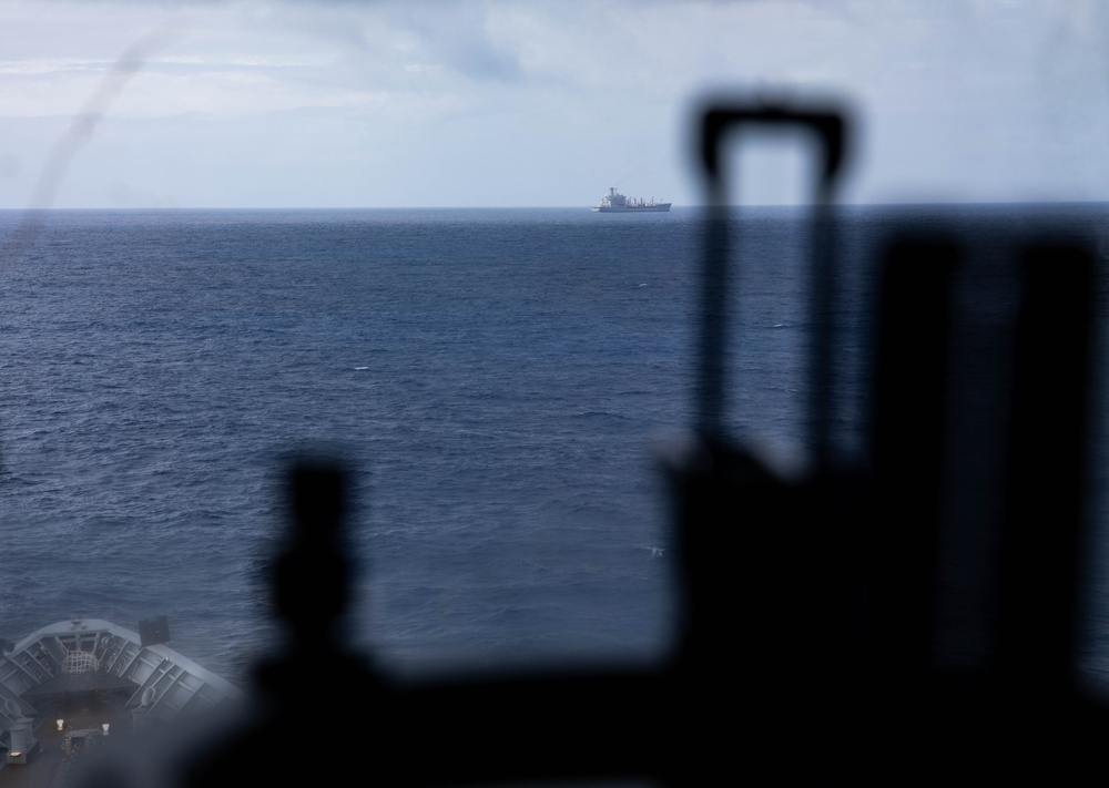 USS Robert Smalls (CG 62) Captures USNS Tippecanoe (T-AO-199) in Centerline Pelorus