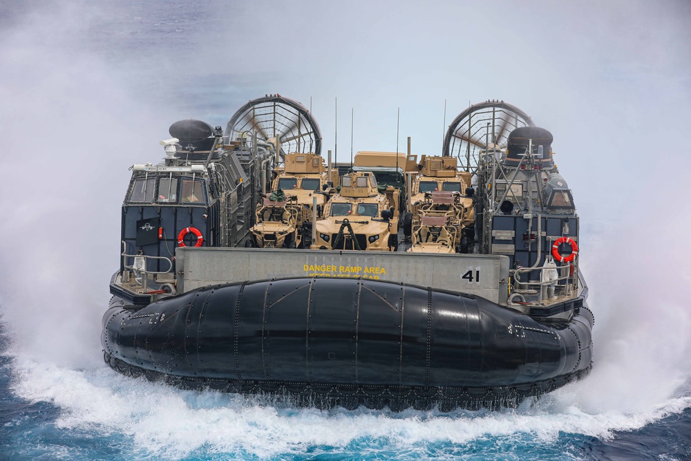 DVIDS - Images - USS Carter Hall Conducts LCAC Operations [Image 8 of 8]