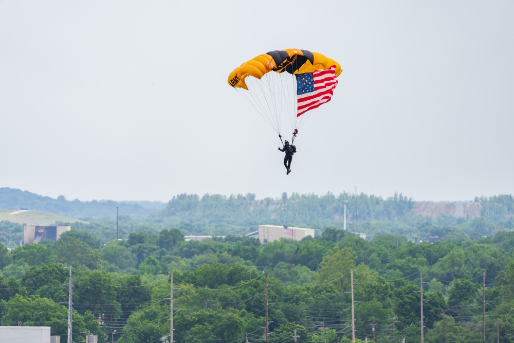 Army Golden Knights make parachute jump for Indy 500