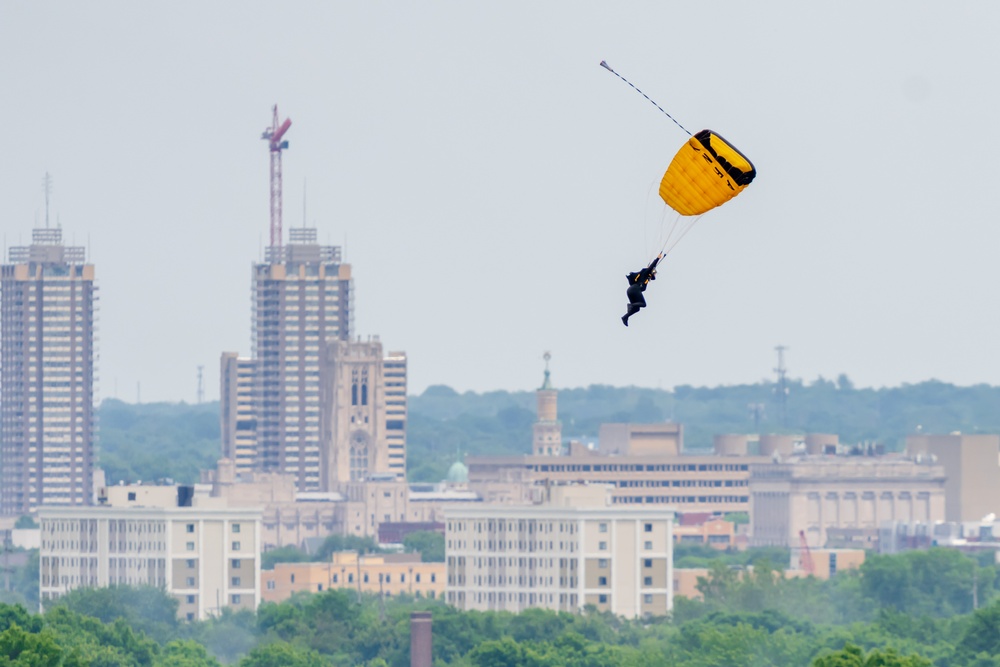 Army Golden Knights make parachute jump for Indy 500